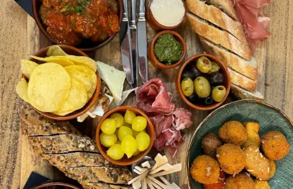 Ontdek onze arrangementen in ons restaurant, waar genieten en smaak hand in hand gaan.