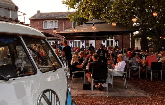 Ons enthousiaste team van veelal jonge horeca toppers staat klaar om je met een glimlach te verwelkomen
